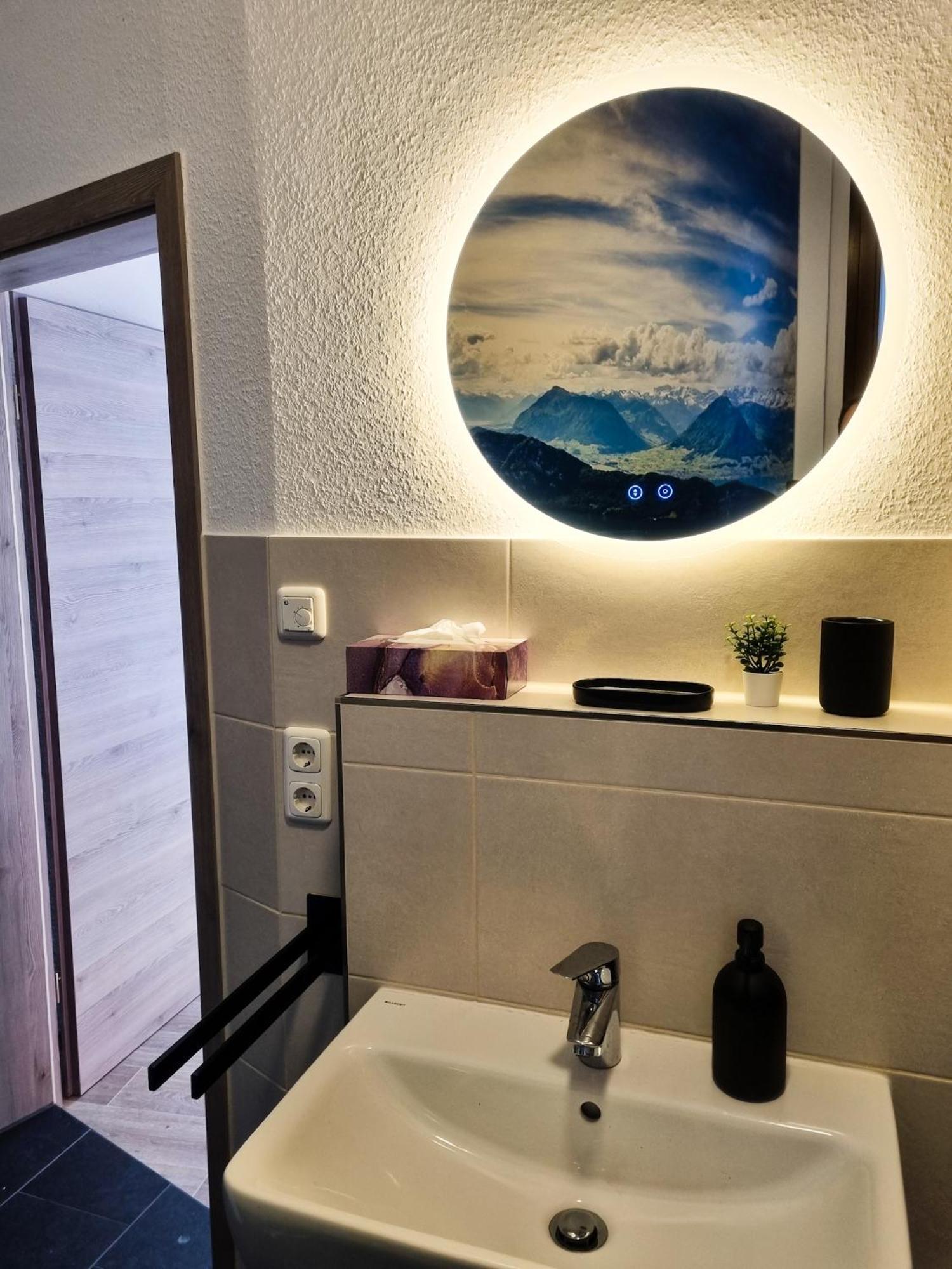 Maremar - Design Maisonette Altstadt - 4 Pers - 57qm - Luxus Boxspringbett - Kueche - Arbeitsplatz - Privater Parkplatz Apartment Greiz