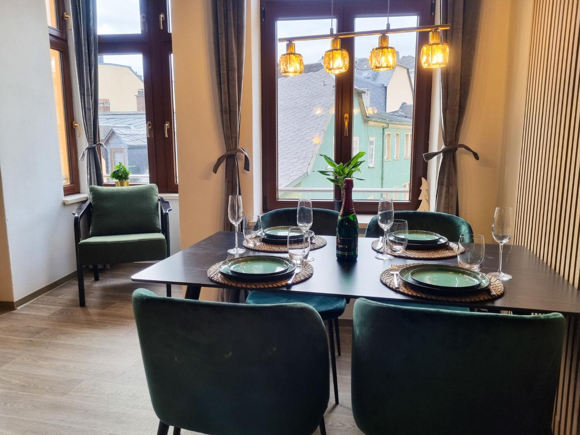 Maremar - Design Maisonette Altstadt - 4 Pers - 57qm - Luxus Boxspringbett - Kueche - Arbeitsplatz - Privater Parkplatz Greiz